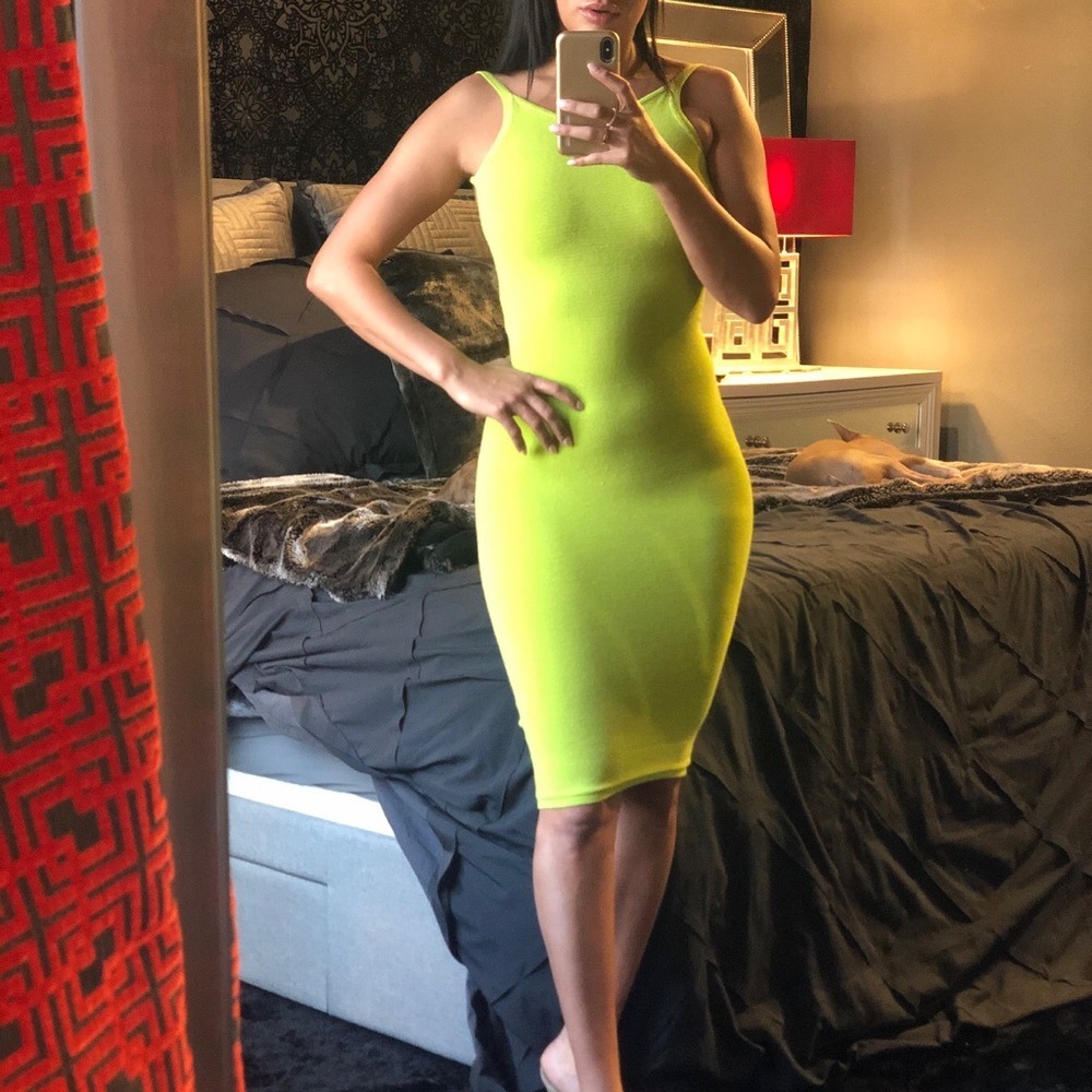 💚 🔥 Lime Green Skin Tight Midi💚🔥